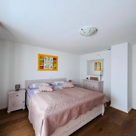 Seeglueck Rheinparadies - Geraeumige Mit Wasserblick Balkon Parkplatz Und Zentrumsnaehe Am Rheinufer In Apartment Konstanz