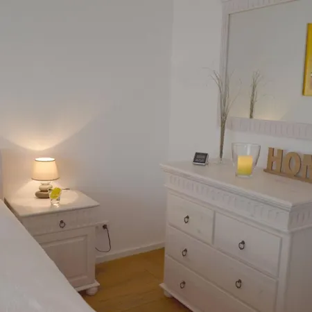 Seeglueck Rheinparadies - Geraeumige Mit Wasserblick Balkon Parkplatz Und Zentrumsnaehe Am Rheinufer In Apartment Konstanz