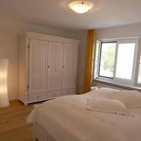 Seeglueck Rheinparadies - Geraeumige Mit Wasserblick Balkon Parkplatz Und Zentrumsnaehe Am Rheinufer In Apartment Konstanz